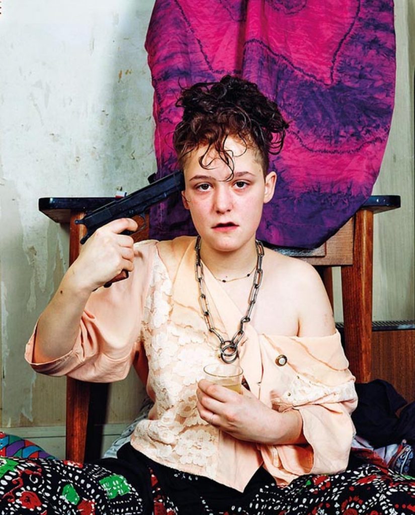 Il faut du temps et de la patience pour pénétrer les mouvements, les gangs et obtenir la confiance des individus. C'était rare de pouvoir photographier les numéro un, les chefs de bande, les caïds de la Cité, ceux qui avait une aura importante. Les numéro deux et trois en avait moins et du fait de leur position, ils recherchaient de la reconnaissance. C'était ceux là que je pouvais atteindre et photographier. J'ai pu perdurer à photographier les gangs dans le temps car je n'étais pas en en rivalité avec eux. Je n'insistais pas pour faire des photos. Je n'étais pas à la recherche du scoop. Cependant, je ne photographiais pas toutes les situations. Pour durer, il faut savoir prendre des risques et il faut parfois savoir se retirer. Et comme à la guerre, il faut faire attention. Lorsqu'il y avait des affrontements, j'attendais une ou deux heures. Je ne partais pas. J'arrivais juste après. Les batailles continuaient mais la première ligne avait été nettoyé, les combats étaient moins intenses. Avec les gangs, j'ai fait des bagarres et des combats de rue. Il faut savoir se positionner. On apprend avec l'expérience.